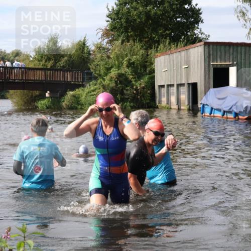 31.08.2025 - Elbe Triathlon Hamburg Luisa Fischer http://msf.ph/oto/8686434 31.08.2025 10:45:28 Schwimmen 1402, 1447 meine-sportfotos.de