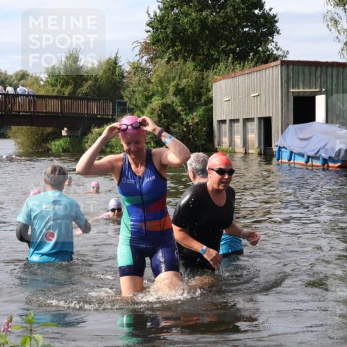 31.08.2025 - Elbe Triathlon Hamburg Luisa Fischer http://msf.ph/oto/8686435 31.08.2025 10:45:28 Schwimmen 1402, 1447 meine-sportfotos.de