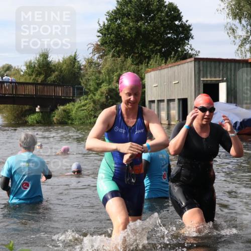 31.08.2025 - Elbe Triathlon Hamburg Luisa Fischer http://msf.ph/oto/8686440 31.08.2025 10:45:29 Schwimmen 1402, 1447 meine-sportfotos.de