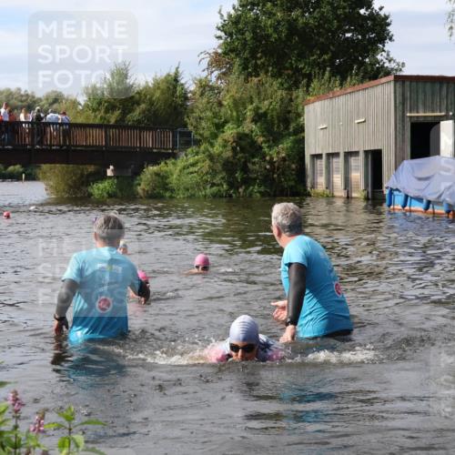 31.08.2025 - Elbe Triathlon Hamburg Luisa Fischer http://msf.ph/oto/8686444 31.08.2025 10:45:34 Schwimmen 1402, 1415, 1447, 1499 meine-sportfotos.de