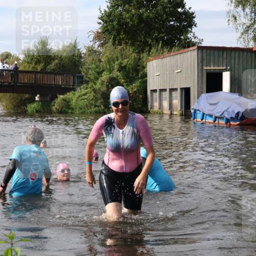 31.08.2025 - Elbe Triathlon Hamburg Luisa Fischer http://msf.ph/oto/8686449 31.08.2025 10:45:36 Schwimmen 1402, 1415, 1499 meine-sportfotos.de