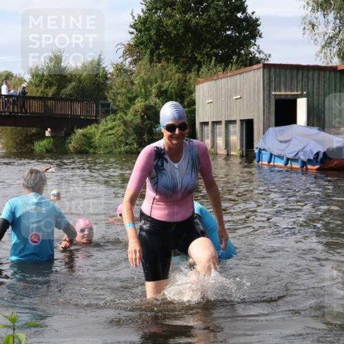 31.08.2025 - Elbe Triathlon Hamburg Luisa Fischer http://msf.ph/oto/8686450 31.08.2025 10:45:36 Schwimmen 1402, 1415, 1499 meine-sportfotos.de
