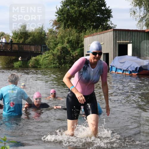 31.08.2025 - Elbe Triathlon Hamburg Luisa Fischer http://msf.ph/oto/8686453 31.08.2025 10:45:37 Schwimmen 1402, 1415, 1499 meine-sportfotos.de