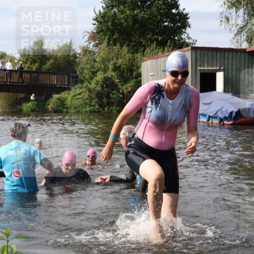 31.08.2025 - Elbe Triathlon Hamburg Luisa Fischer http://msf.ph/oto/8686454 31.08.2025 10:45:37 Schwimmen 1402, 1415, 1499 meine-sportfotos.de
