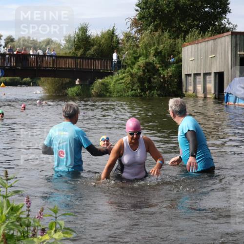 31.08.2025 - Elbe Triathlon Hamburg Luisa Fischer http://msf.ph/oto/8686465 31.08.2025 10:45:43 Schwimmen 1391, 1415, 1499, 1508 meine-sportfotos.de