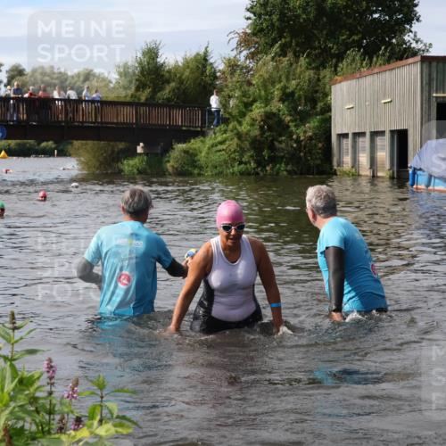 31.08.2025 - Elbe Triathlon Hamburg Luisa Fischer http://msf.ph/oto/8686467 31.08.2025 10:45:43 Schwimmen 1391, 1415, 1499, 1508 meine-sportfotos.de