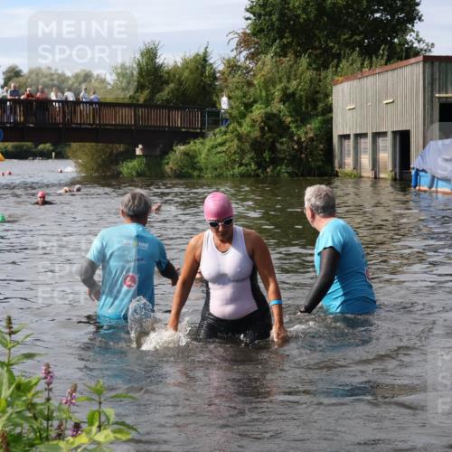 31.08.2025 - Elbe Triathlon Hamburg Luisa Fischer http://msf.ph/oto/8686471 31.08.2025 10:45:44 Schwimmen 1391, 1415, 1499, 1508 meine-sportfotos.de