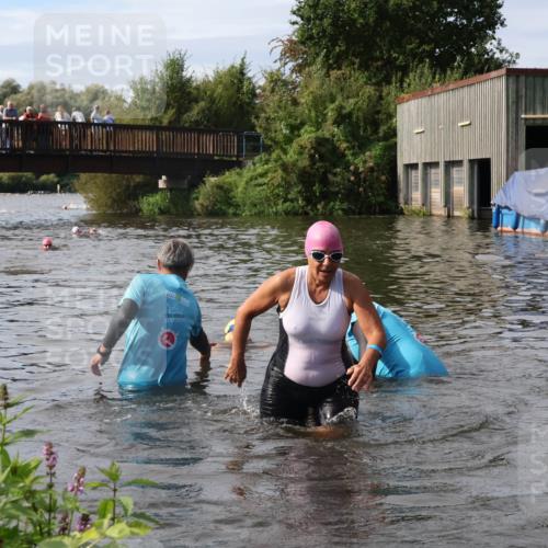 31.08.2025 - Elbe Triathlon Hamburg Luisa Fischer http://msf.ph/oto/8686475 31.08.2025 10:45:45 Schwimmen 1391, 1415, 1508 meine-sportfotos.de
