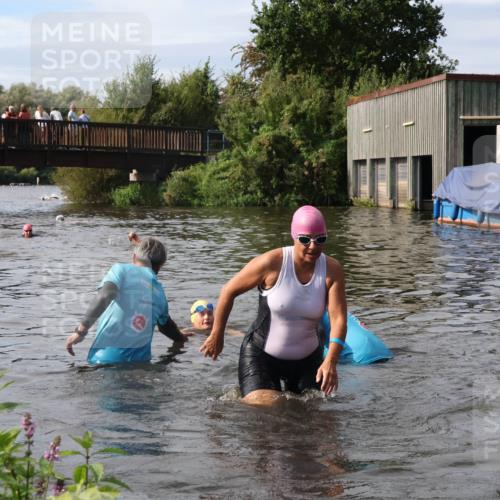 31.08.2025 - Elbe Triathlon Hamburg Luisa Fischer http://msf.ph/oto/8686478 31.08.2025 10:45:45 Schwimmen 1391, 1415, 1508 meine-sportfotos.de