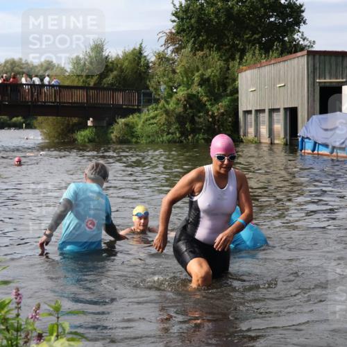 31.08.2025 - Elbe Triathlon Hamburg Luisa Fischer http://msf.ph/oto/8686479 31.08.2025 10:45:46 Schwimmen 1391, 1415, 1508 meine-sportfotos.de