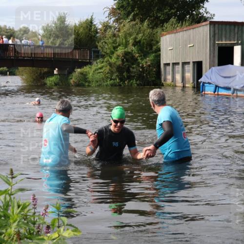 31.08.2025 - Elbe Triathlon Hamburg Luisa Fischer http://msf.ph/oto/8686491 31.08.2025 10:46:05 Schwimmen 1397, 1490 meine-sportfotos.de