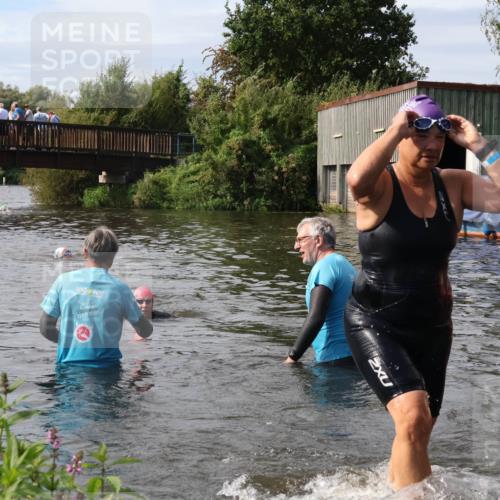 31.08.2025 - Elbe Triathlon Hamburg Luisa Fischer http://msf.ph/oto/8686521 31.08.2025 10:46:12 Schwimmen 1397, 1426, 1490 meine-sportfotos.de