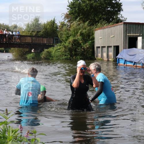 31.08.2025 - Elbe Triathlon Hamburg Luisa Fischer http://msf.ph/oto/8686536 31.08.2025 10:46:33 Schwimmen 1385, 1417 meine-sportfotos.de