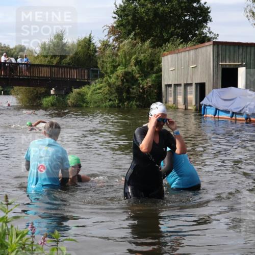 31.08.2025 - Elbe Triathlon Hamburg Luisa Fischer http://msf.ph/oto/8686537 31.08.2025 10:46:33 Schwimmen 1385, 1417 meine-sportfotos.de