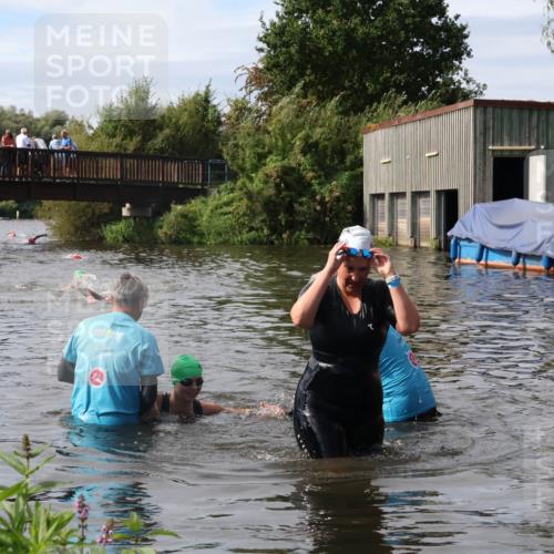 31.08.2025 - Elbe Triathlon Hamburg Luisa Fischer http://msf.ph/oto/8686539 31.08.2025 10:46:33 Schwimmen 1385, 1417 meine-sportfotos.de