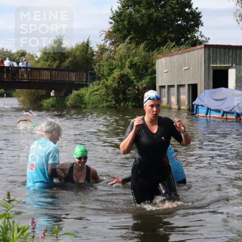 31.08.2025 - Elbe Triathlon Hamburg Luisa Fischer http://msf.ph/oto/8686540 31.08.2025 10:46:34 Schwimmen 1385, 1417 meine-sportfotos.de