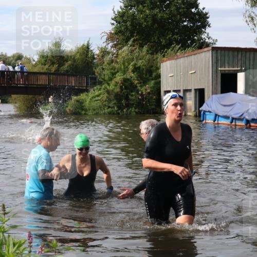 31.08.2025 - Elbe Triathlon Hamburg Luisa Fischer http://msf.ph/oto/8686542 31.08.2025 10:46:34 Schwimmen 1385, 1417 meine-sportfotos.de