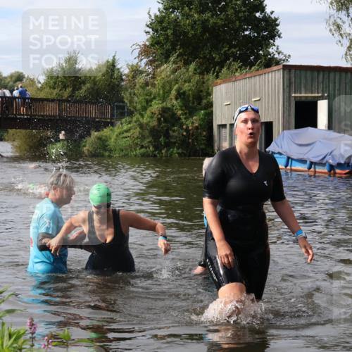 31.08.2025 - Elbe Triathlon Hamburg Luisa Fischer http://msf.ph/oto/8686544 31.08.2025 10:46:34 Schwimmen 1385, 1417 meine-sportfotos.de
