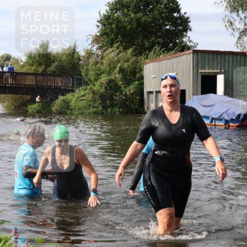 31.08.2025 - Elbe Triathlon Hamburg Luisa Fischer http://msf.ph/oto/8686547 31.08.2025 10:46:35 Schwimmen 1385, 1417 meine-sportfotos.de