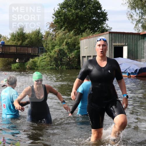 31.08.2025 - Elbe Triathlon Hamburg Luisa Fischer http://msf.ph/oto/8686548 31.08.2025 10:46:35 Schwimmen 1385, 1417 meine-sportfotos.de