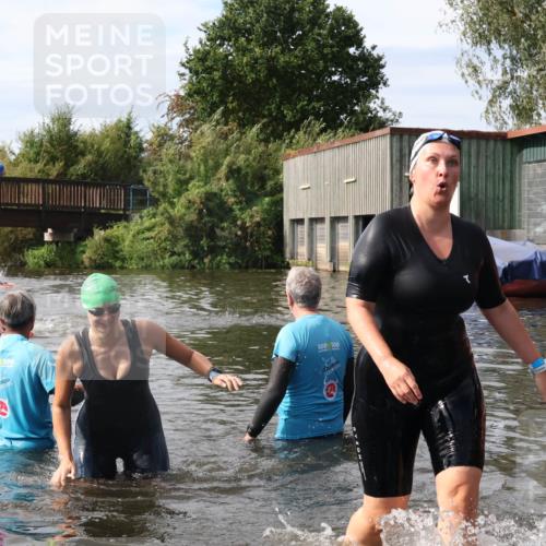 31.08.2025 - Elbe Triathlon Hamburg Luisa Fischer http://msf.ph/oto/8686549 31.08.2025 10:46:35 Schwimmen 1385, 1417 meine-sportfotos.de
