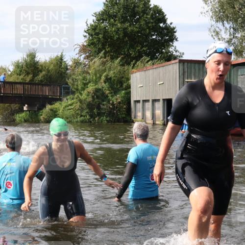 31.08.2025 - Elbe Triathlon Hamburg Luisa Fischer http://msf.ph/oto/8686551 31.08.2025 10:46:36 Schwimmen 1385, 1417, 1607 meine-sportfotos.de