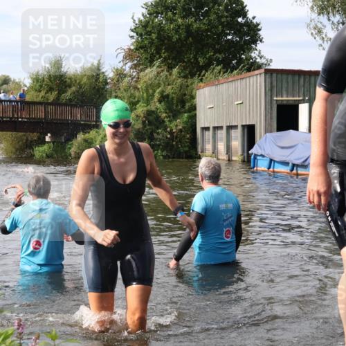 31.08.2025 - Elbe Triathlon Hamburg Luisa Fischer http://msf.ph/oto/8686556 31.08.2025 10:46:37 Schwimmen 1385, 1417, 1607 meine-sportfotos.de