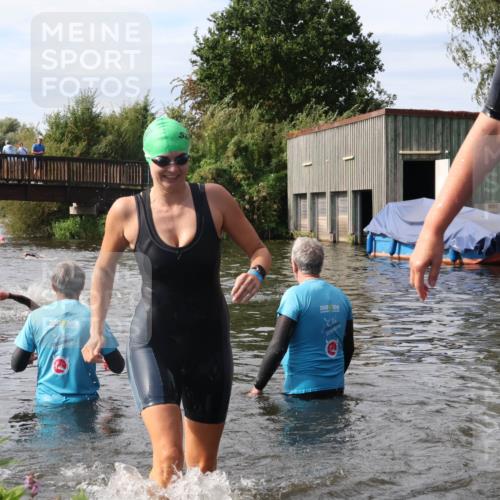 31.08.2025 - Elbe Triathlon Hamburg Luisa Fischer http://msf.ph/oto/8686558 31.08.2025 10:46:37 Schwimmen 1385, 1417, 1607 meine-sportfotos.de