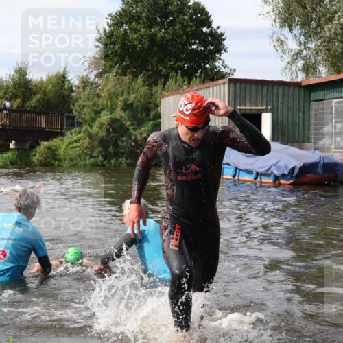 31.08.2025 - Elbe Triathlon Hamburg Luisa Fischer http://msf.ph/oto/8686565 31.08.2025 10:46:45 Schwimmen 1603, 1607 meine-sportfotos.de
