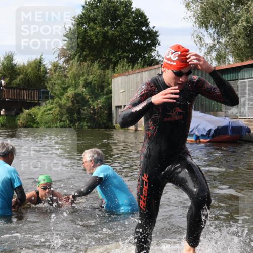 31.08.2025 - Elbe Triathlon Hamburg Luisa Fischer http://msf.ph/oto/8686566 31.08.2025 10:46:45 Schwimmen 1603, 1607 meine-sportfotos.de