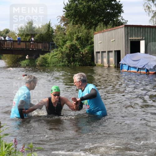 31.08.2025 - Elbe Triathlon Hamburg Luisa Fischer http://msf.ph/oto/8686570 31.08.2025 10:46:46 Schwimmen 1603, 1607 meine-sportfotos.de