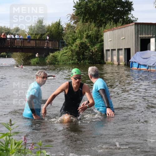 31.08.2025 - Elbe Triathlon Hamburg Luisa Fischer http://msf.ph/oto/8686573 31.08.2025 10:46:46 Schwimmen 1603, 1607 meine-sportfotos.de