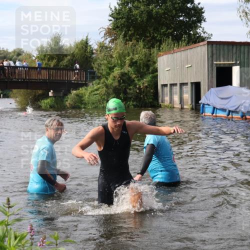 31.08.2025 - Elbe Triathlon Hamburg Luisa Fischer http://msf.ph/oto/8686577 31.08.2025 10:46:47 Schwimmen 1603, 1607 meine-sportfotos.de