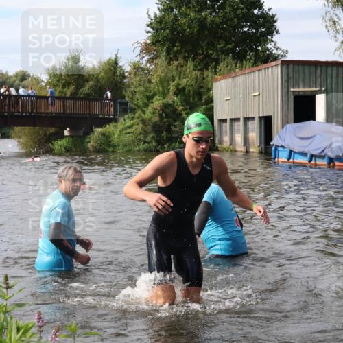 31.08.2025 - Elbe Triathlon Hamburg Luisa Fischer http://msf.ph/oto/8686579 31.08.2025 10:46:47 Schwimmen 1603, 1607 meine-sportfotos.de
