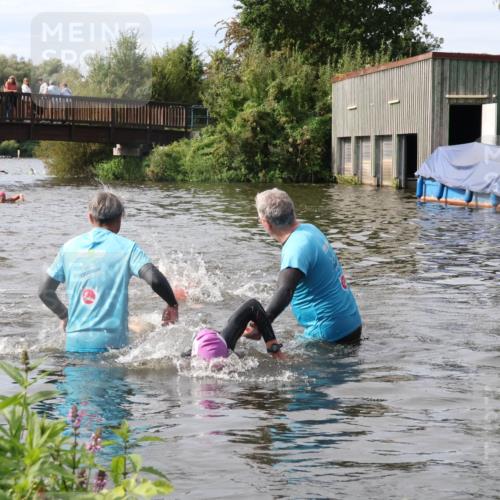 31.08.2025 - Elbe Triathlon Hamburg Luisa Fischer http://msf.ph/oto/8686592 31.08.2025 10:47:13 Schwimmen 1599, 1600 meine-sportfotos.de