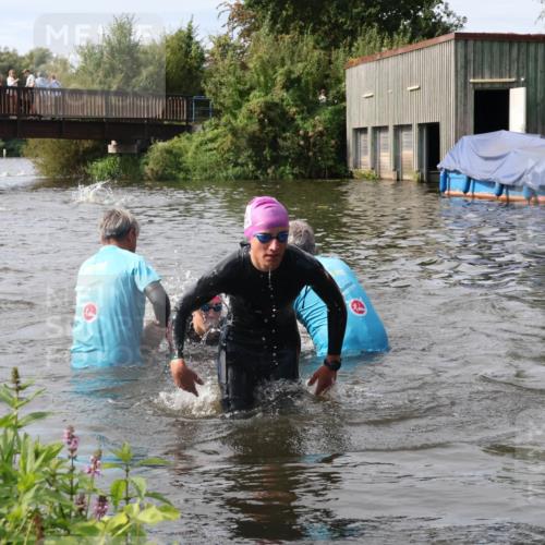 31.08.2025 - Elbe Triathlon Hamburg Luisa Fischer http://msf.ph/oto/8686603 31.08.2025 10:47:15 Schwimmen 1599, 1600 meine-sportfotos.de