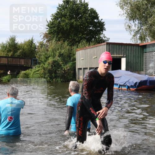 31.08.2025 - Elbe Triathlon Hamburg Luisa Fischer http://msf.ph/oto/8686617 31.08.2025 10:47:17 Schwimmen 1599, 1600 meine-sportfotos.de
