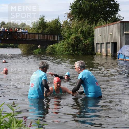 31.08.2025 - Elbe Triathlon Hamburg Luisa Fischer http://msf.ph/oto/8686621 31.08.2025 10:47:32 Schwimmen 1453, 1588, 1601 meine-sportfotos.de
