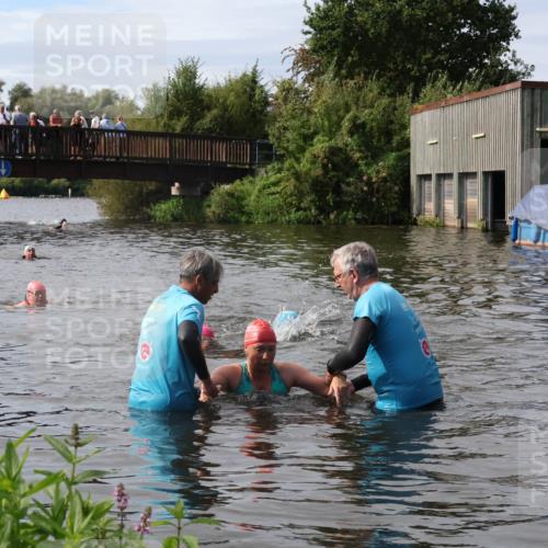 31.08.2025 - Elbe Triathlon Hamburg Luisa Fischer http://msf.ph/oto/8686623 31.08.2025 10:47:33 Schwimmen 1453, 1588, 1601 meine-sportfotos.de