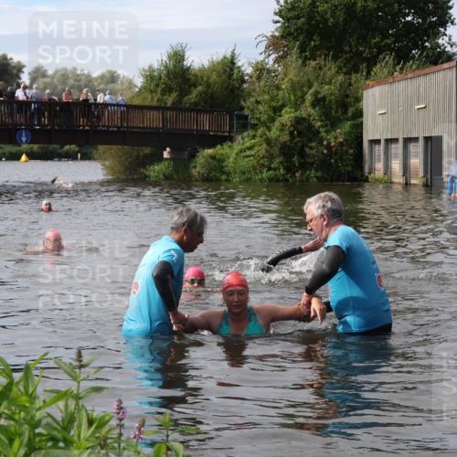 31.08.2025 - Elbe Triathlon Hamburg Luisa Fischer http://msf.ph/oto/8686624 31.08.2025 10:47:33 Schwimmen 1453, 1588, 1601 meine-sportfotos.de
