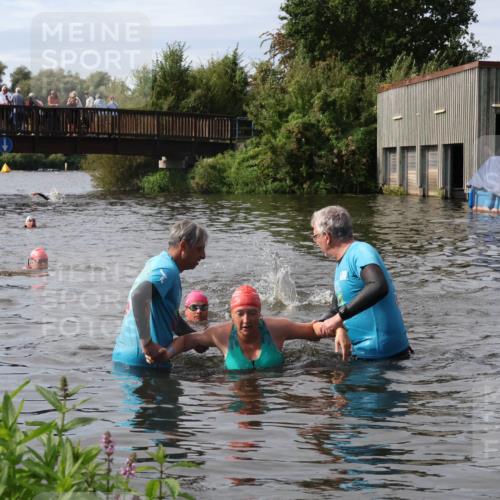 31.08.2025 - Elbe Triathlon Hamburg Luisa Fischer http://msf.ph/oto/8686626 31.08.2025 10:47:33 Schwimmen 1453, 1588, 1601 meine-sportfotos.de