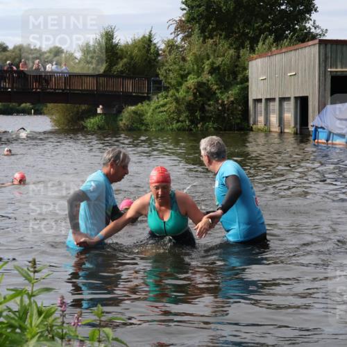 31.08.2025 - Elbe Triathlon Hamburg Luisa Fischer http://msf.ph/oto/8686628 31.08.2025 10:47:34 Schwimmen 1453, 1588, 1601 meine-sportfotos.de