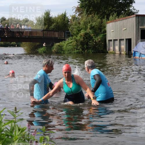31.08.2025 - Elbe Triathlon Hamburg Luisa Fischer http://msf.ph/oto/8686630 31.08.2025 10:47:34 Schwimmen 1453, 1588, 1601 meine-sportfotos.de