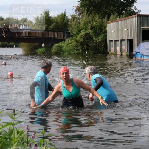 31.08.2025 - Elbe Triathlon Hamburg Luisa Fischer http://msf.ph/oto/8686632 31.08.2025 10:47:34 Schwimmen 1453, 1588, 1601 meine-sportfotos.de