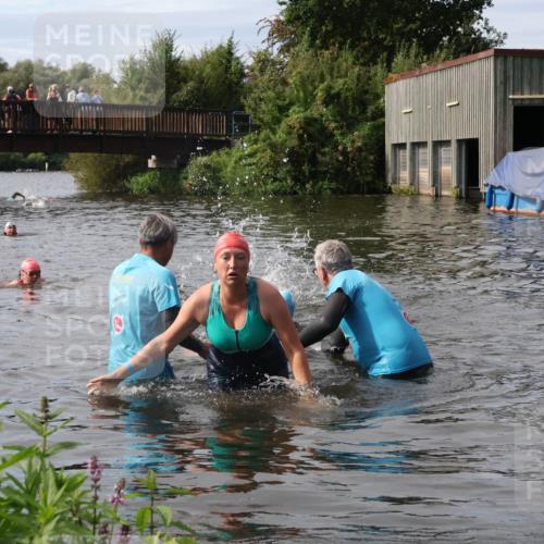 31.08.2025 - Elbe Triathlon Hamburg Luisa Fischer http://msf.ph/oto/8686634 31.08.2025 10:47:35 Schwimmen 1453, 1588, 1601 meine-sportfotos.de