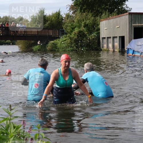 31.08.2025 - Elbe Triathlon Hamburg Luisa Fischer http://msf.ph/oto/8686635 31.08.2025 10:47:35 Schwimmen 1453, 1588, 1601 meine-sportfotos.de