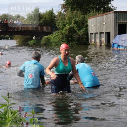 31.08.2025 - Elbe Triathlon Hamburg Luisa Fischer http://msf.ph/oto/8686637 31.08.2025 10:47:35 Schwimmen 1453, 1588, 1601 meine-sportfotos.de
