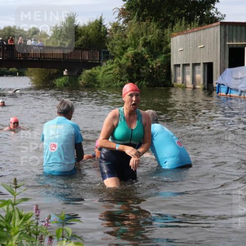 31.08.2025 - Elbe Triathlon Hamburg Luisa Fischer http://msf.ph/oto/8686640 31.08.2025 10:47:36 Schwimmen 1453, 1588, 1601 meine-sportfotos.de