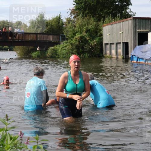 31.08.2025 - Elbe Triathlon Hamburg Luisa Fischer http://msf.ph/oto/8686642 31.08.2025 10:47:36 Schwimmen 1453, 1588, 1601 meine-sportfotos.de