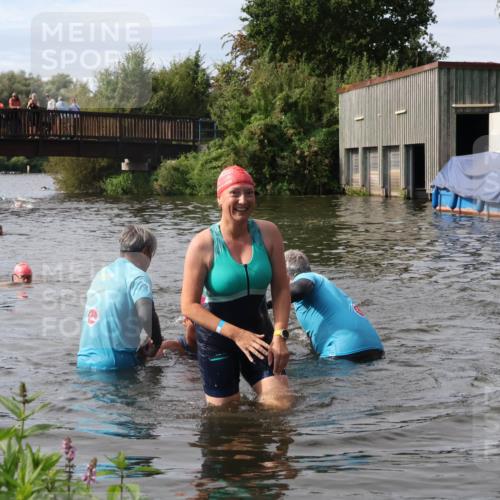 31.08.2025 - Elbe Triathlon Hamburg Luisa Fischer http://msf.ph/oto/8686643 31.08.2025 10:47:36 Schwimmen 1453, 1588, 1601 meine-sportfotos.de